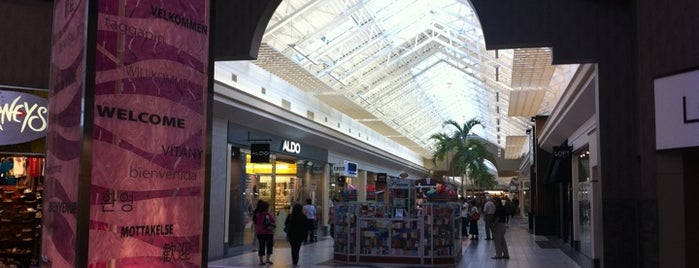 Fashion Outlets of Niagara Falls is one of Hoiberg's Favorite Malls.
