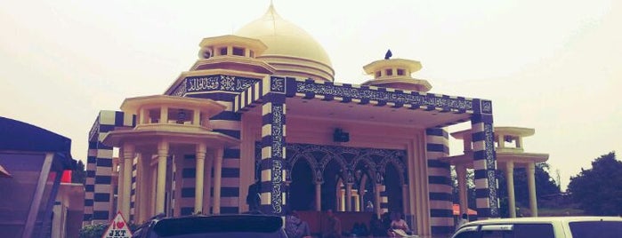 Masjid Ahmad Darmo Thohir is one of Orte, die Gondel gefallen.