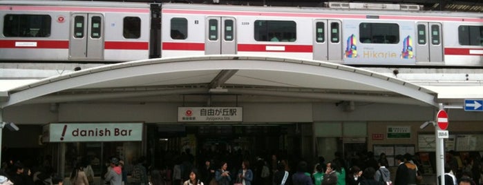 Jiyūgaoka Station is one of Lugares favoritos de Nobuyuki.