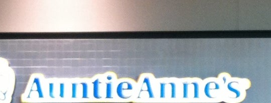Auntie Anne's is one of Bradleyさんのお気に入りスポット.