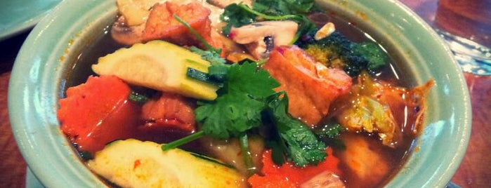 Busara Thai Cuisine is one of Posti che sono piaciuti a Kann.