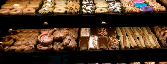 YoYo Donuts & Coffee Bar is one of สถานที่ที่บันทึกไว้ของ Staci.