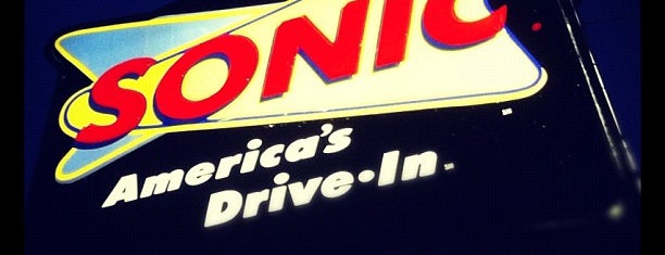 Sonic Drive-In is one of Tempat yang Disukai Mark.