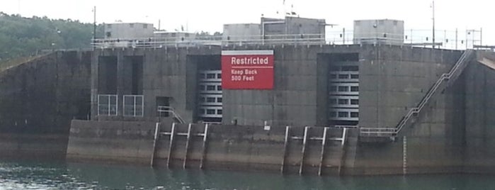 Buford Dam is one of Vic'in Beğendiği Mekanlar.