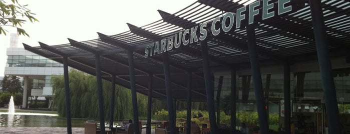 Starbucks is one of สถานที่ที่บันทึกไว้ของ Aline.