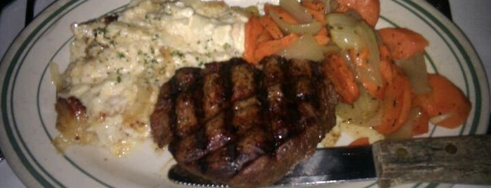 Izzy's Steaks & Chops is one of Locais salvos de Shirley.