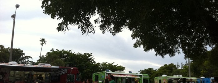 Tropical Park Food Trucks is one of Lugares favoritos de Erin.