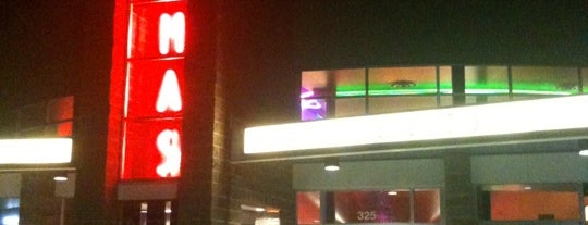 Regal Hilltop Cinema is one of สถานที่ที่ Erin ถูกใจ.