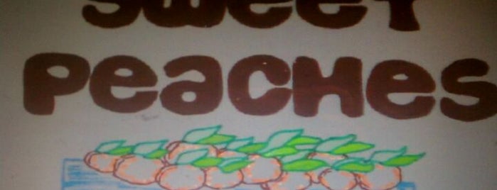 Sweet Peaches Fruit Stand is one of Locais curtidos por Chester.