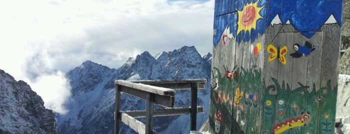 Chata pod Rysmi is one of Horské chaty v Tatrách / Chalets in High Tatras.