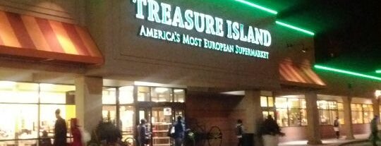 Treasure Island Foods is one of Lugares favoritos de Joel.