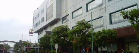 Pusat Grosir Jembatan Merah Plasa (JMP) is one of Shopping Mall di Surabaya.