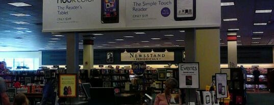 Barnes & Noble is one of สถานที่ที่ John ถูกใจ.