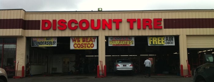 Discount Tire is one of สถานที่ที่ John ถูกใจ.