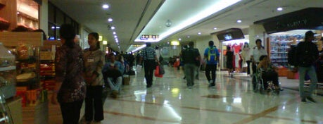 ジュアンダ国際空港 (SUB) is one of Airports in Indonesia.