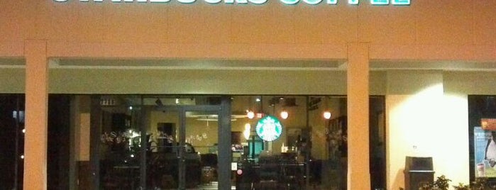 Starbucks is one of สถานที่ที่ Mara ถูกใจ.