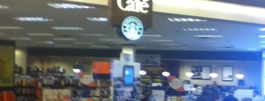 Barnes and Noble Cafe is one of Lugares favoritos de Lizzie.