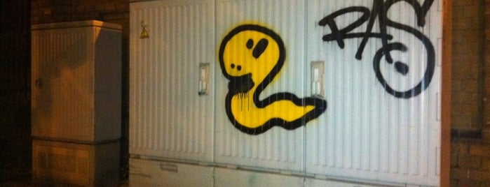 Der Stromkasten mit dem Wurm Graffiti is one of Power-Distributors-with-Graffiti-on-Tour FFM/OF.