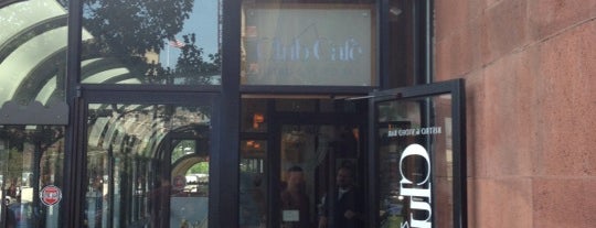 Club Cafe is one of Lieux qui ont plu à Lisa.
