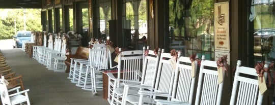 Cracker Barrel Old Country Store is one of Tempat yang Disukai Suz.