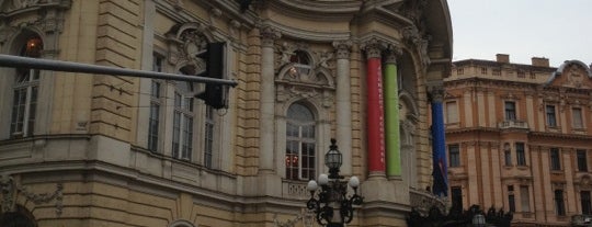Vígszínház is one of Színházak.