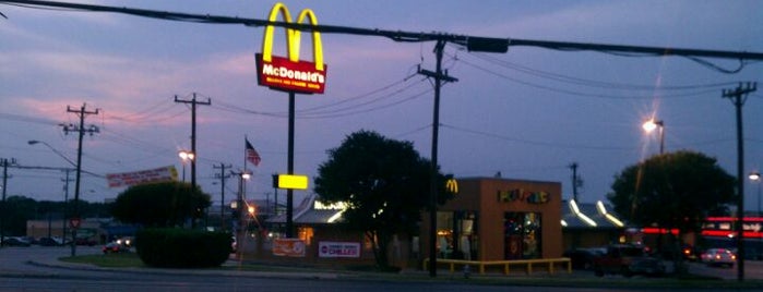 McDonald's is one of Locais curtidos por Jeffrey.