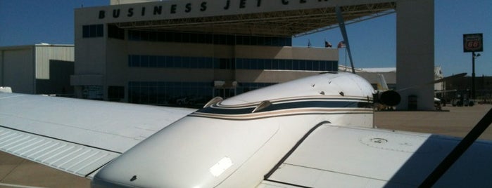 Business Jet Center is one of Orte, die Rich gefallen.