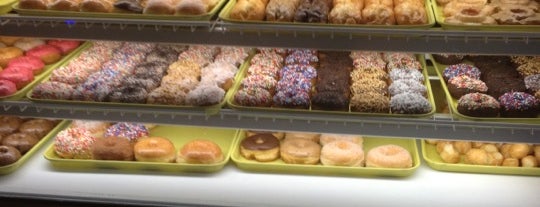 Mag's Donuts & Bakery is one of Locais curtidos por E.