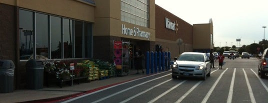Walmart Supercenter is one of Lugares favoritos de Ken.