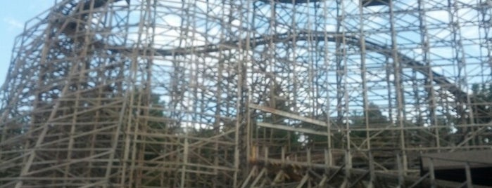 Twister Roller Coaster is one of Tempat yang Disukai Kate.