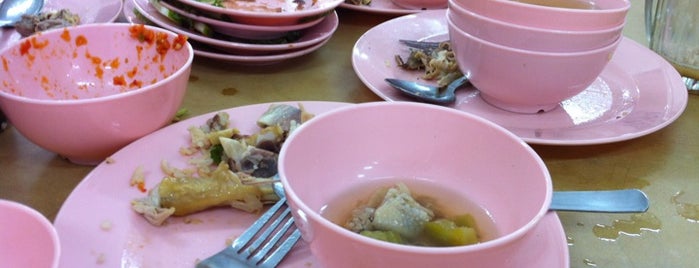 好景茶餐室 Kepong Baru is one of Locais curtidos por Christopher.
