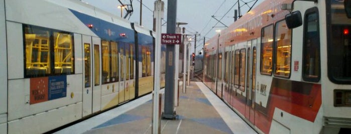 TriMet Portland International Airport MAX Station is one of Tempat yang Disukai John.