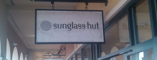 Sunglass Hut is one of Lieux qui ont plu à Gezika.