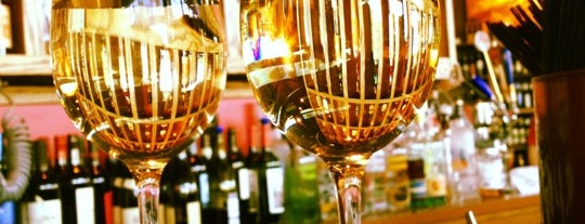 Rosie's Wine Bar is one of Locais salvos de Saleem.