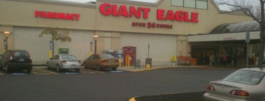 Giant Eagle Supermarket is one of Nia’s Liked Places.