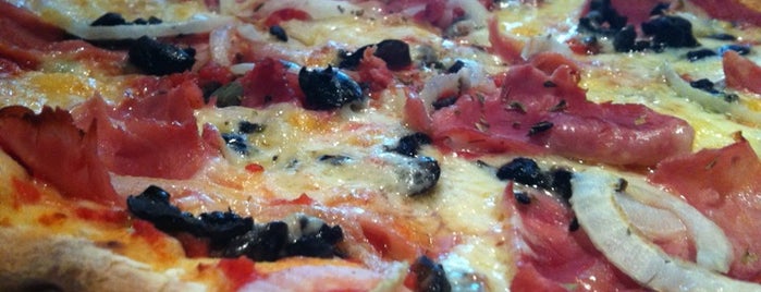 Lombardo’s Pizzeria & Ristorante is one of Lugares favoritos de Amanda.