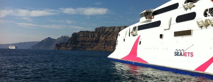 Santorini Port is one of honeymoon　list　in　Greece.