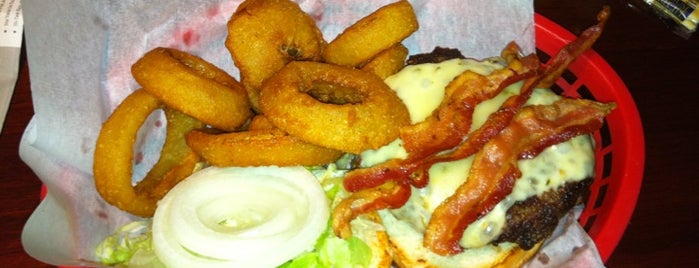 Mallie's Sports Grill & Bar is one of Summer Shinanagin .