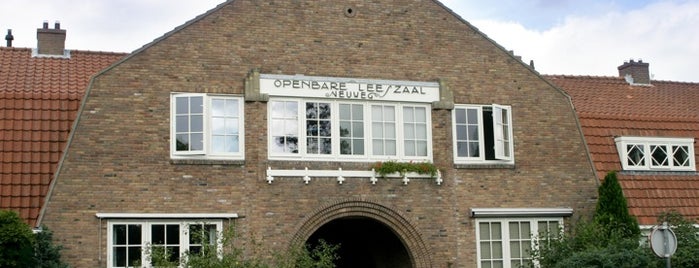 Poortwoning Openbare Leeszaal is one of Dudok in Hilversum.