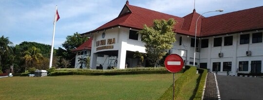 Institut Pemerintahan Dalam Negeri (IPDN) is one of Perguruan Tinggi Kedinasan.