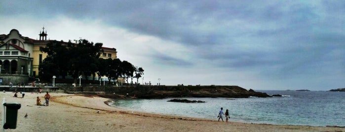 Praia de Riazor is one of La Coruña: La guia de visita de Jack Bauer.