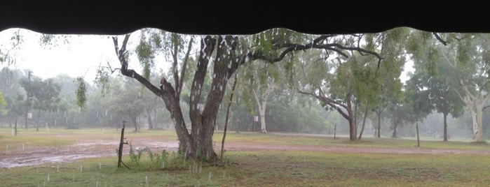 Mataranka Cabin & Camping is one of Orte, die James gefallen.