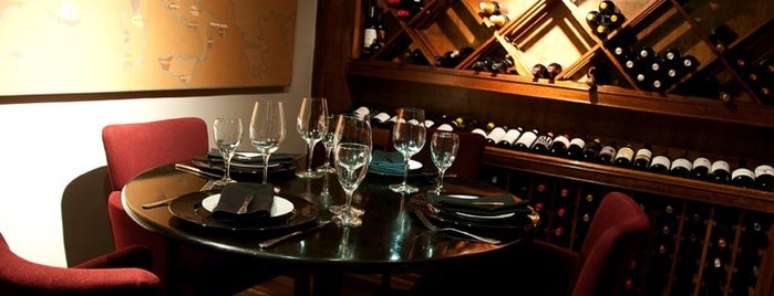 Medit Restaurante is one of สถานที่ที่บันทึกไว้ของ George.