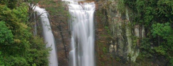 Ramboda Falls is one of สถานที่ที่ Christina ถูกใจ.