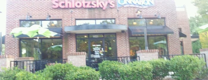 Schlotzsky's/Carvel/Cinnabon is one of สถานที่ที่ Macy ถูกใจ.