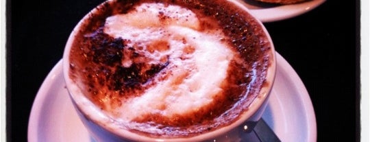 Caffè Nero is one of Posti che sono piaciuti a John.