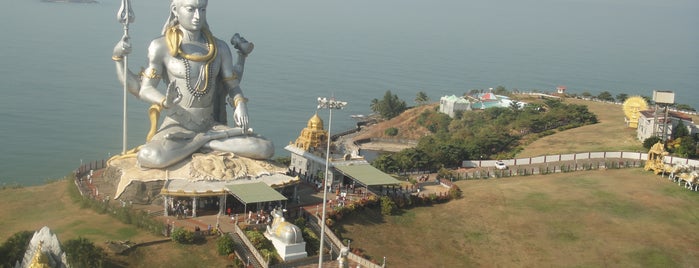 Murudeshwara Shiva Temple is one of Dan's Saved Places.