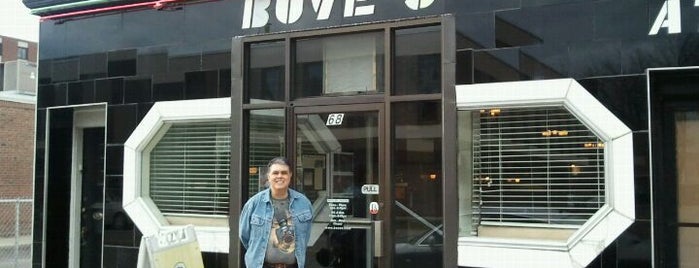 Bove's Restaurant is one of สถานที่ที่บันทึกไว้ของ Christopher.