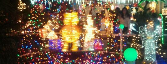 Looking At Christmas Lights is one of Lugares favoritos de Lisa.