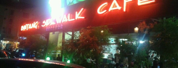 Bintang Sidewalk Cafe is one of Tempat yang Disukai Dinos.